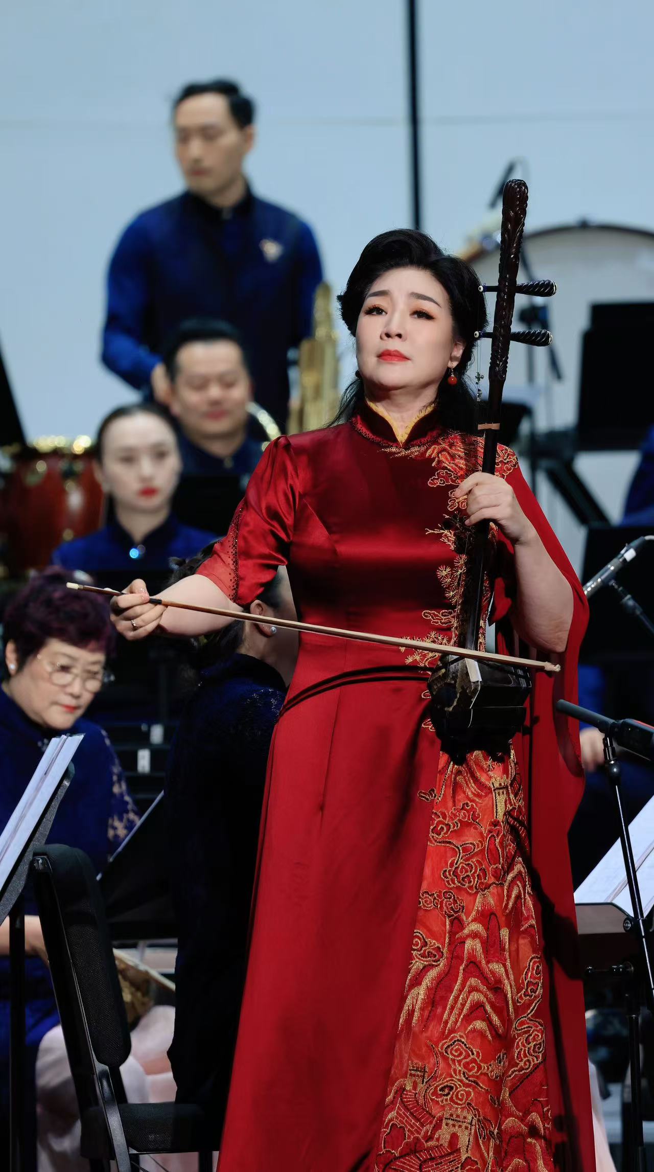 4、宋飞在音乐会上演奏.jpg