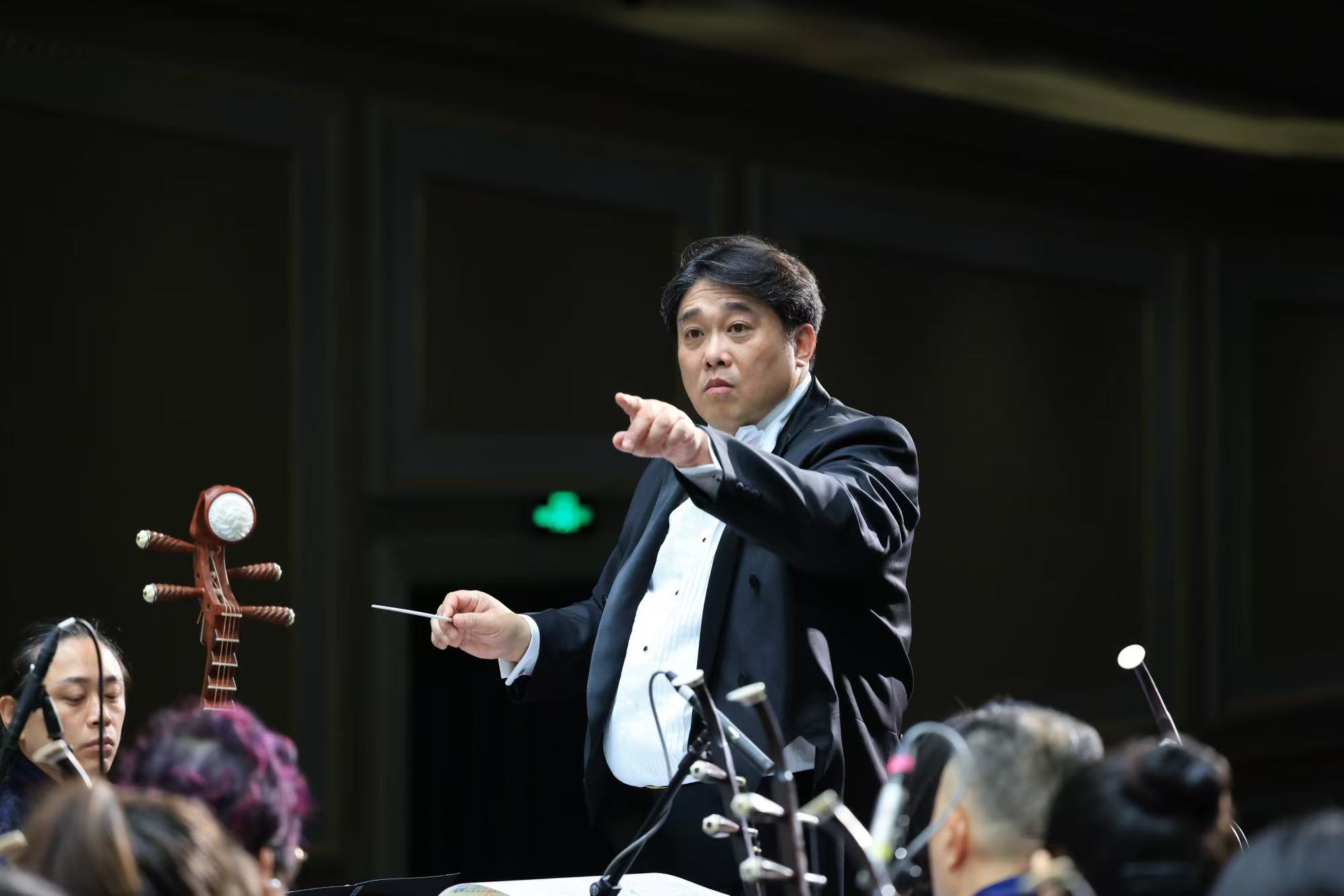 7、刘炬在音乐会上指挥.jpg