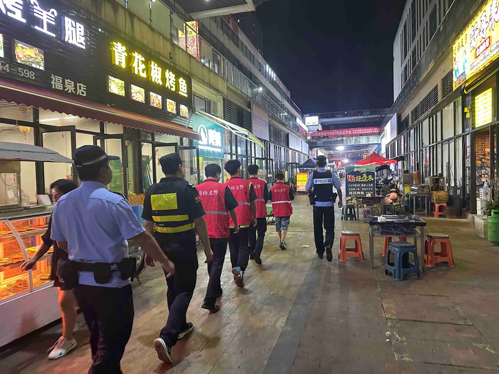 1、民警与联勤联动队员开展街面巡逻.jpg