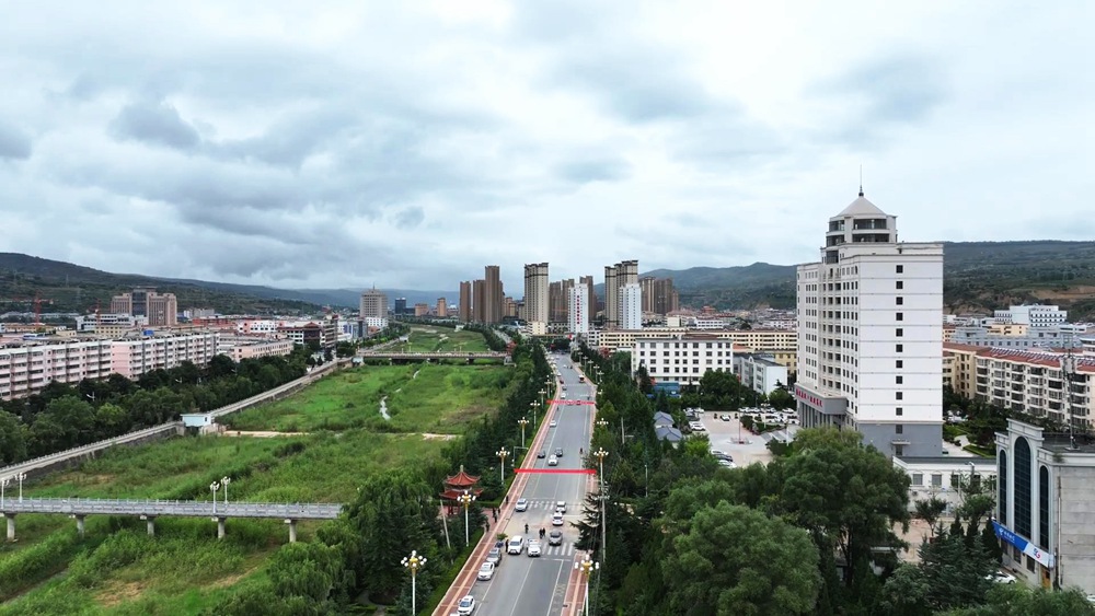 县城整洁干净 基础设施完善.jpg