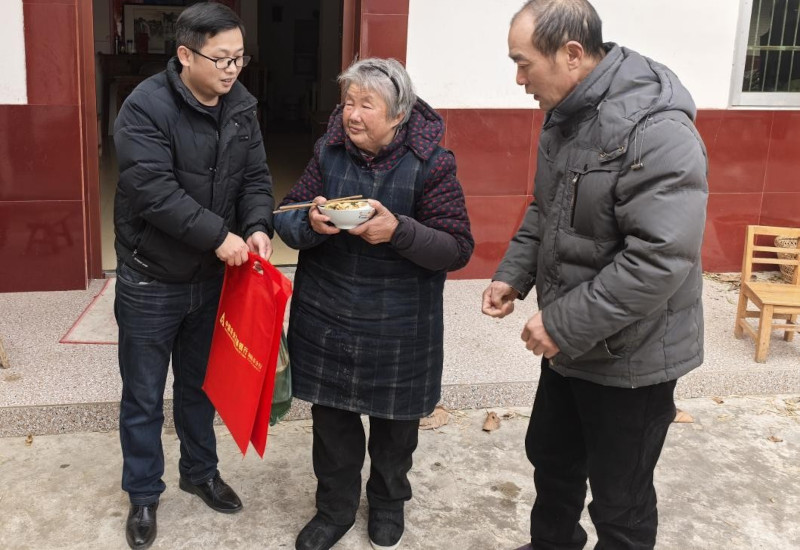 农发行枞阳县支行开展“冬日暖阳”帮扶活动.jpg