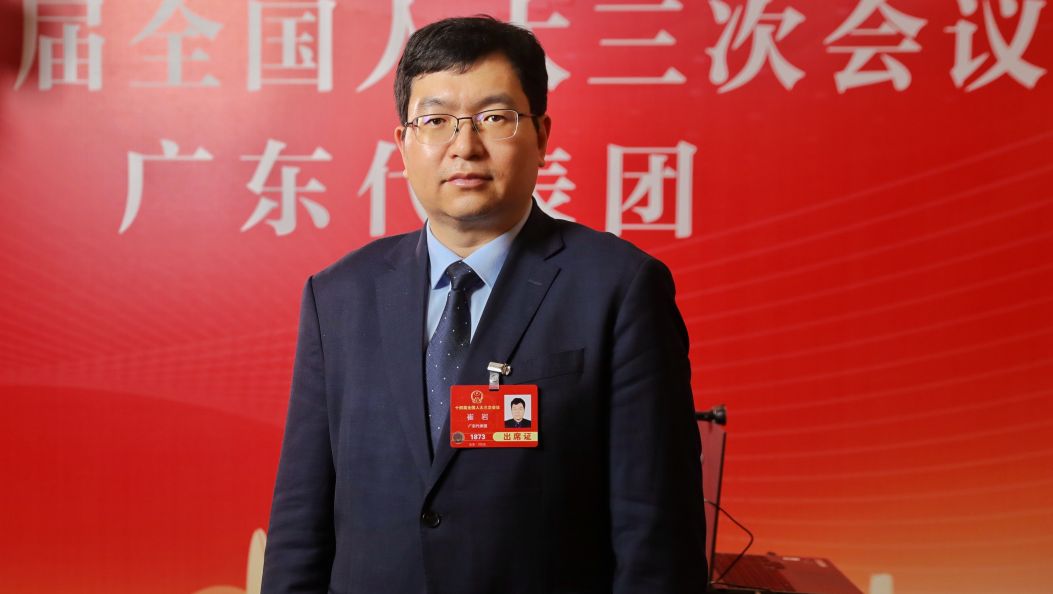 全国人大代表、五邑大学中德人工智能研究院院长崔岩：AI让各行各业“如虎添翼”
