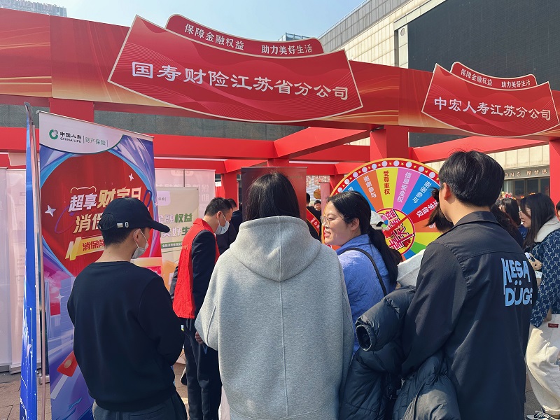 1741854461775001.jpg 3.公司展位前人头攒动.jpg