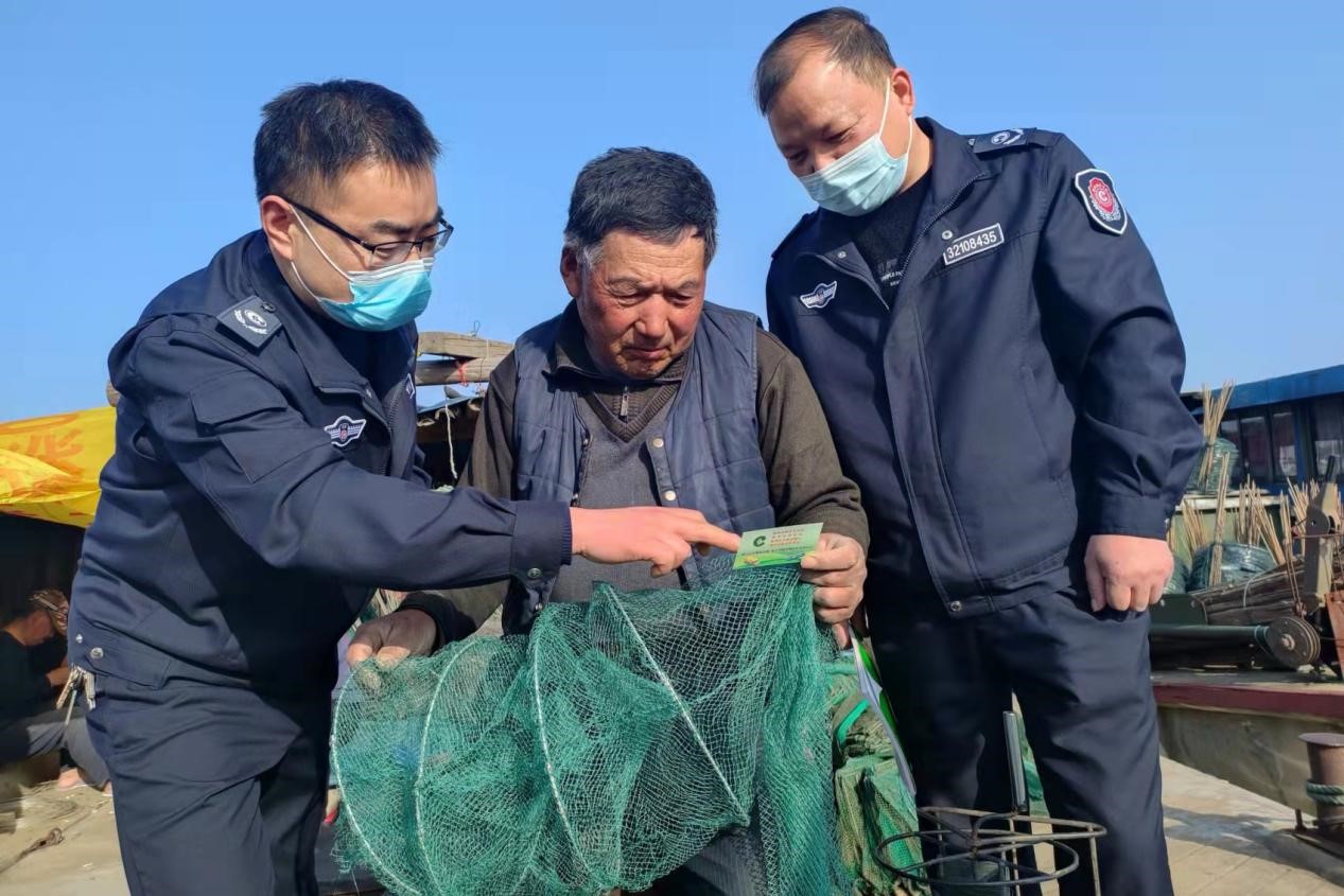 3、普法到船头.jpg