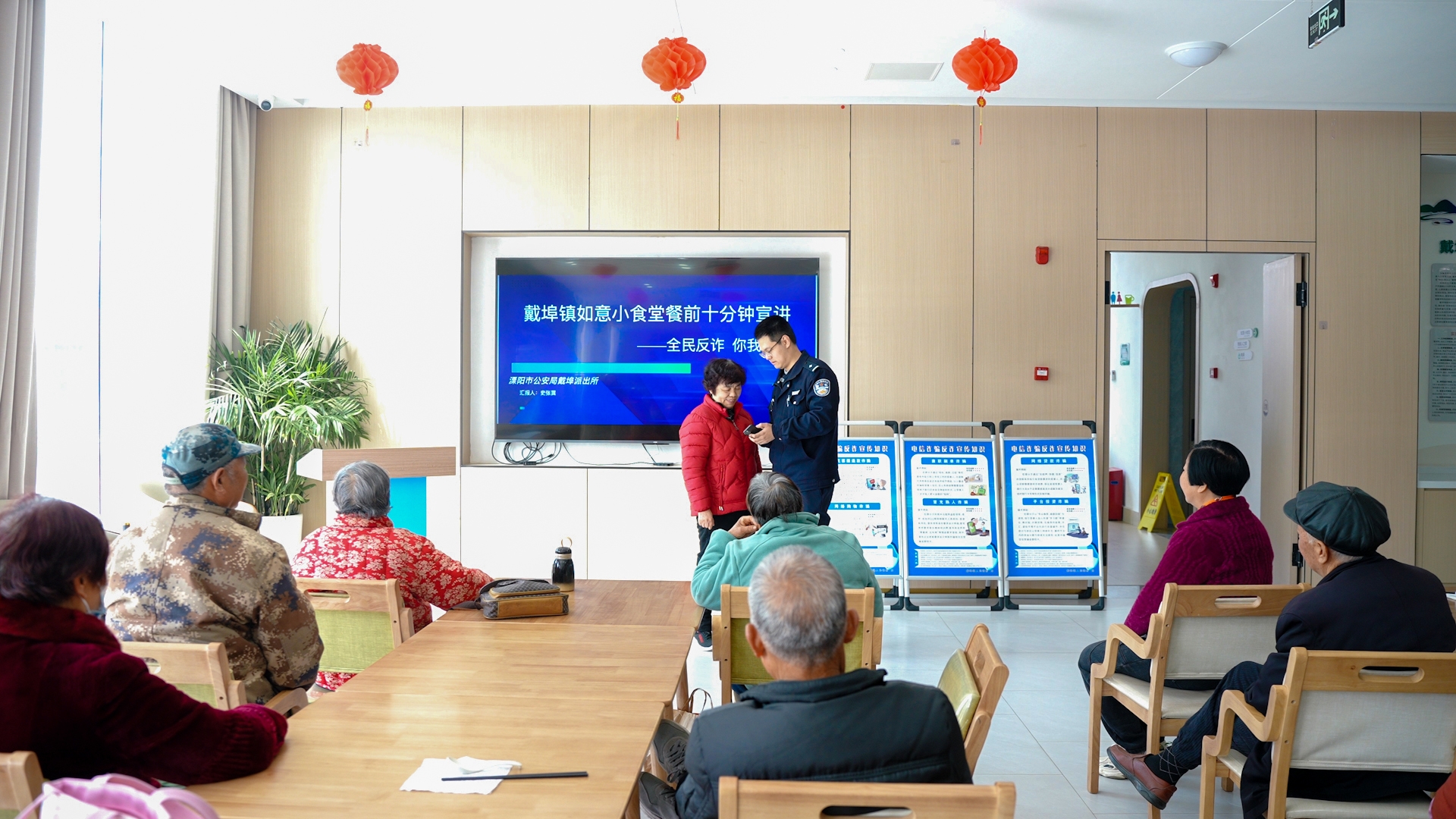 戴埠镇新时代文明实践所反诈情景剧正在上演.jpg