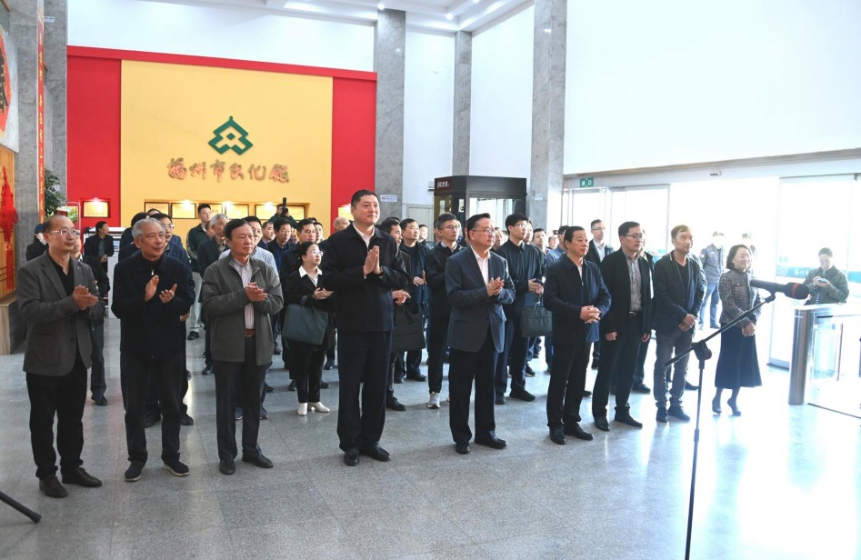 1、扬州市见义勇为文献史料展开展仪式.jpg