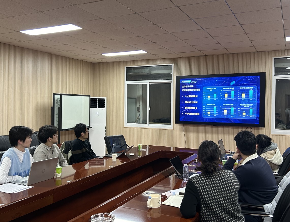 图2. 座谈交流.jpg