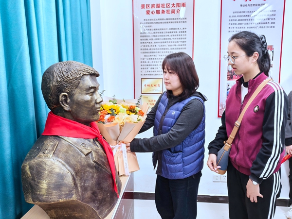 1、向王涛烈士塑像献花.jpg