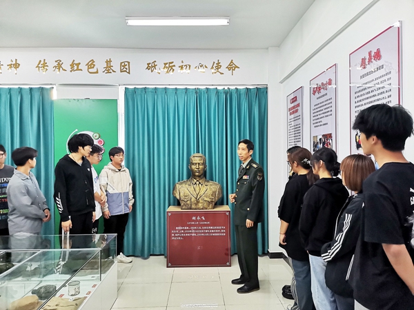 2、宣讲团成员孙克勤给大学生讲英烈故事.jpg