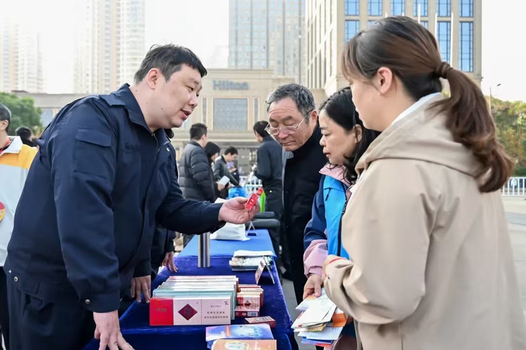 2.宣传员讲解真假烟鉴别知识.jpg