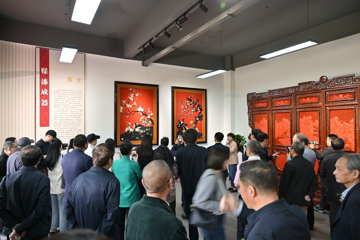 3、观看展览.jpg