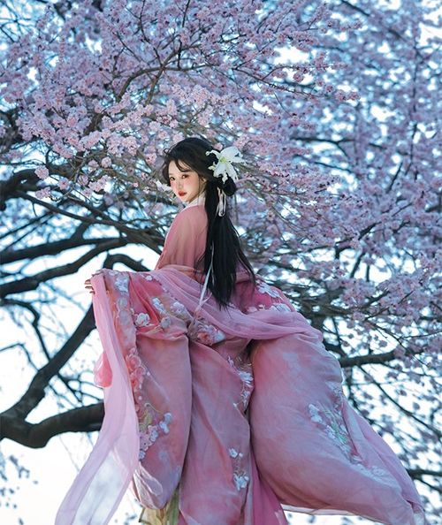 当汉服遇上“花儿经济”