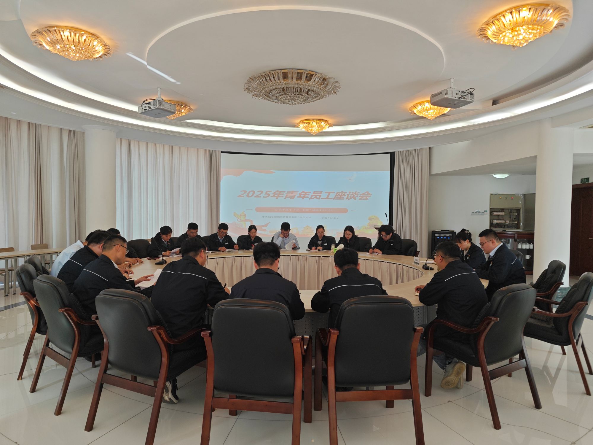 1、党支部书记为团员上团课.jpg