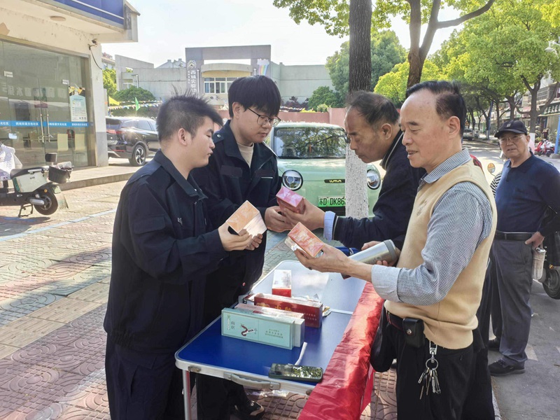3、普法小分队普及法律知识及卷烟鉴别技巧.jpg