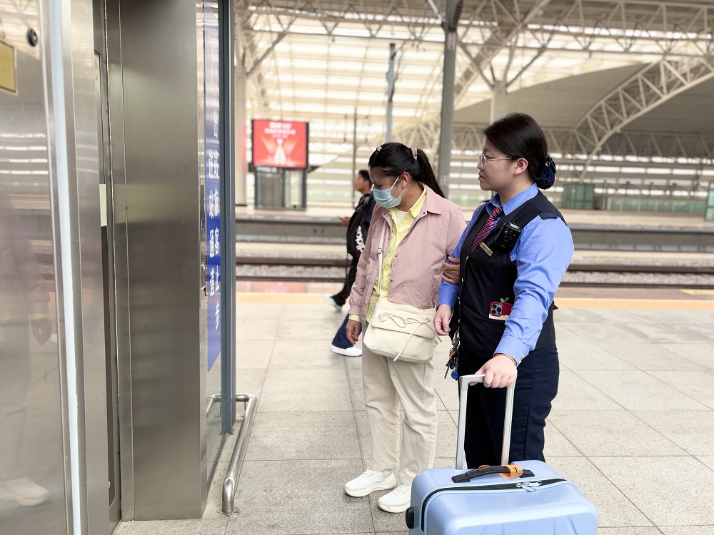 2、工作人员帮助重点旅客出站.jpg