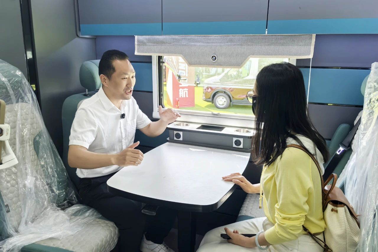 图二：展商热情介绍房车功能.jpg