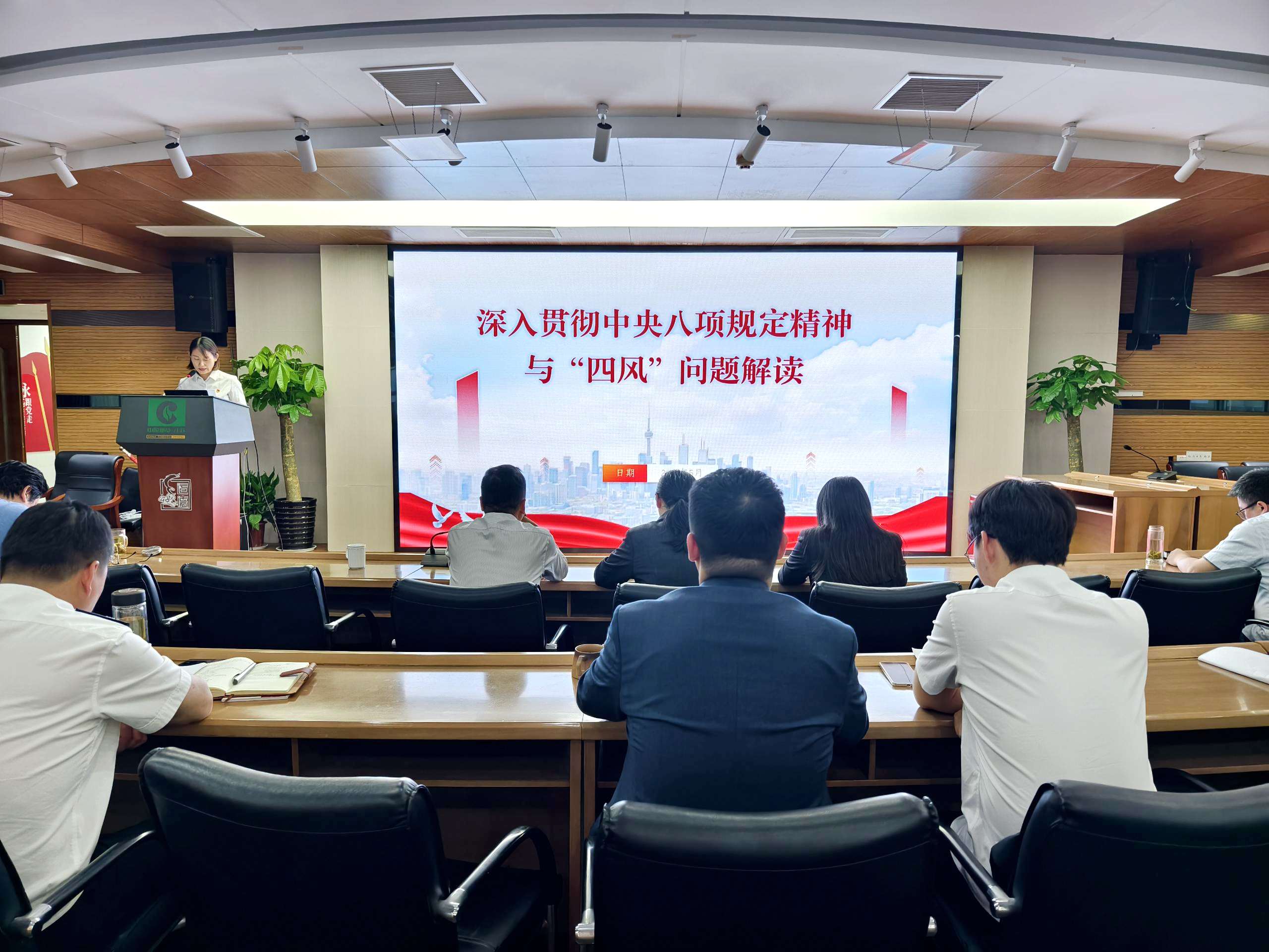 1.廉洁宣讲员解读中央八项规定精神.jpg