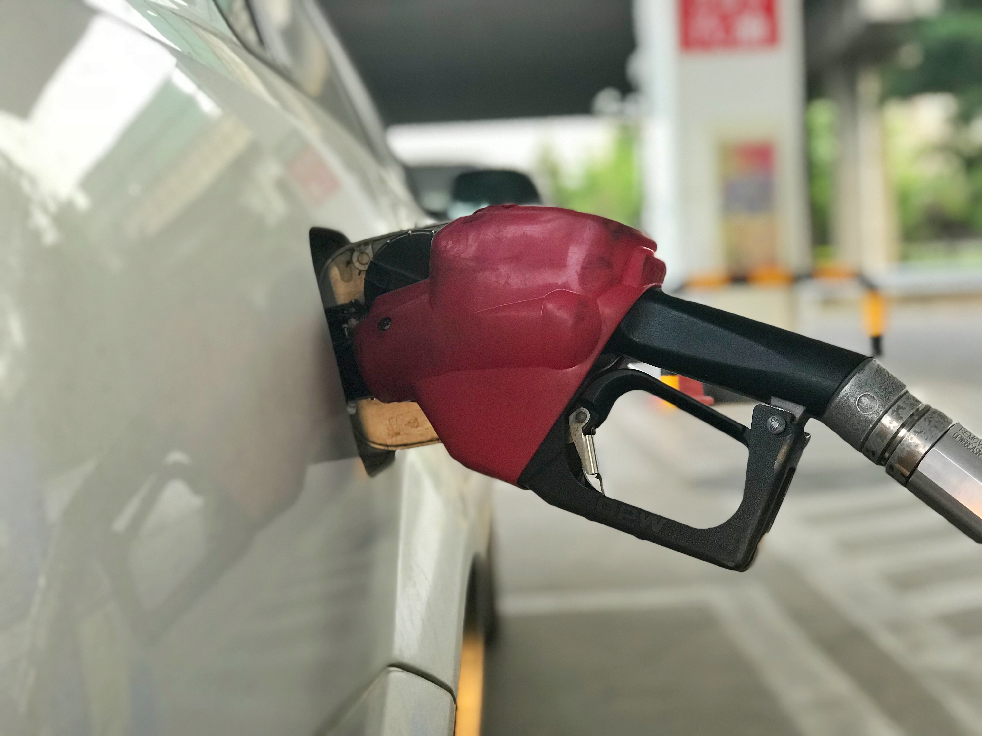 年内国际油价缘何暴跌