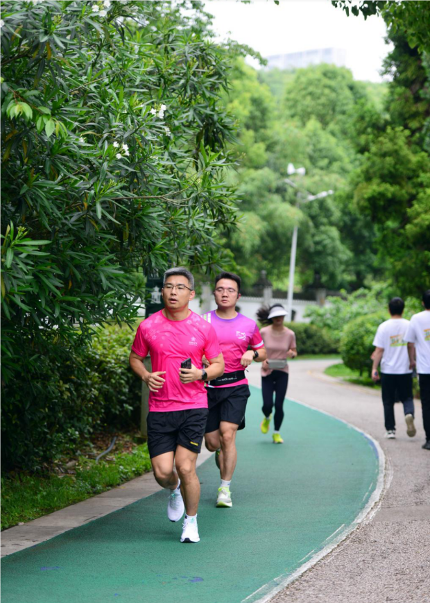 市民在贵阳观山湖公园跑步锻炼。陈斌 摄