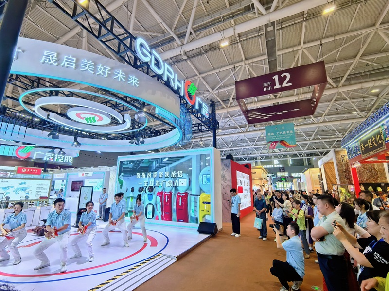 2.員工在廣晟控股集團展位上表演快板《FAITH的力量》.jpg