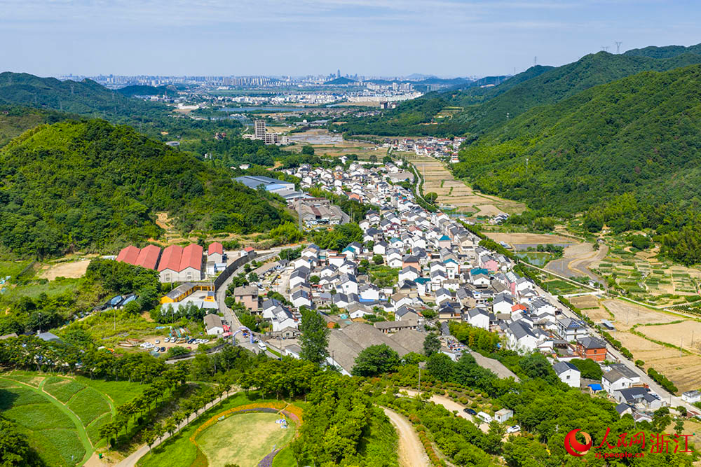 空中俯瞰浙江省绍兴市柯桥区兰亭街道古筑村。人民网 章勇涛摄