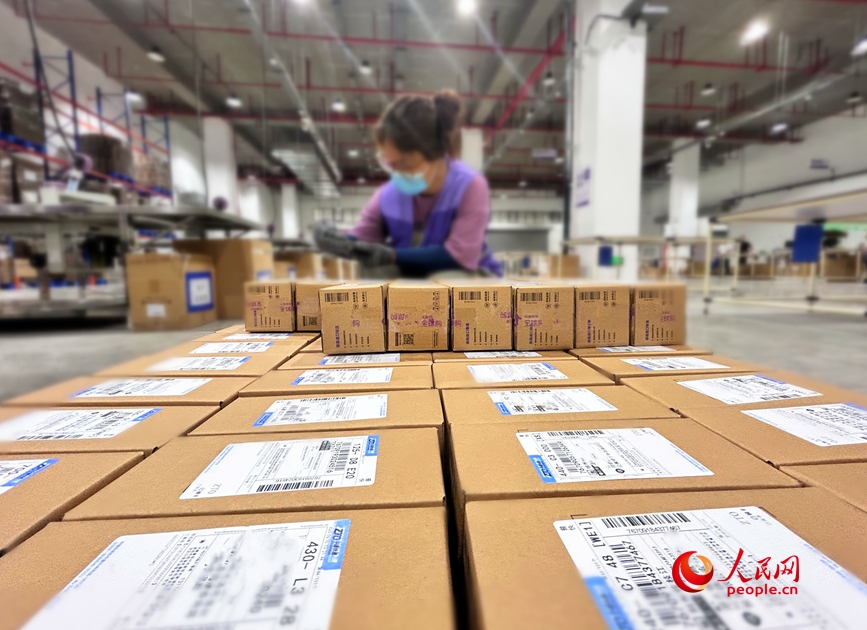 仓储车间里，工作人员正在忙碌中。人民网记者 慎志远摄