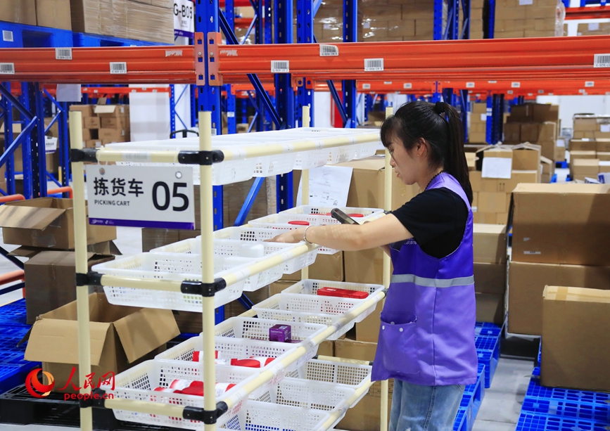 仓储车间里，工作人员正在忙碌中。人民网记者 慎志远摄