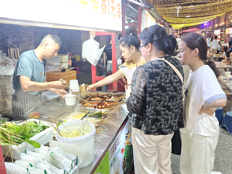 7月1日晚，居民在花溪弄夜市挑选心仪的美食。（张帆摄） .jpg