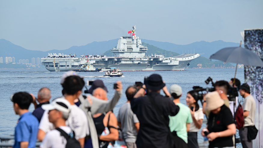 中国海军山东舰航母编队抵达香港