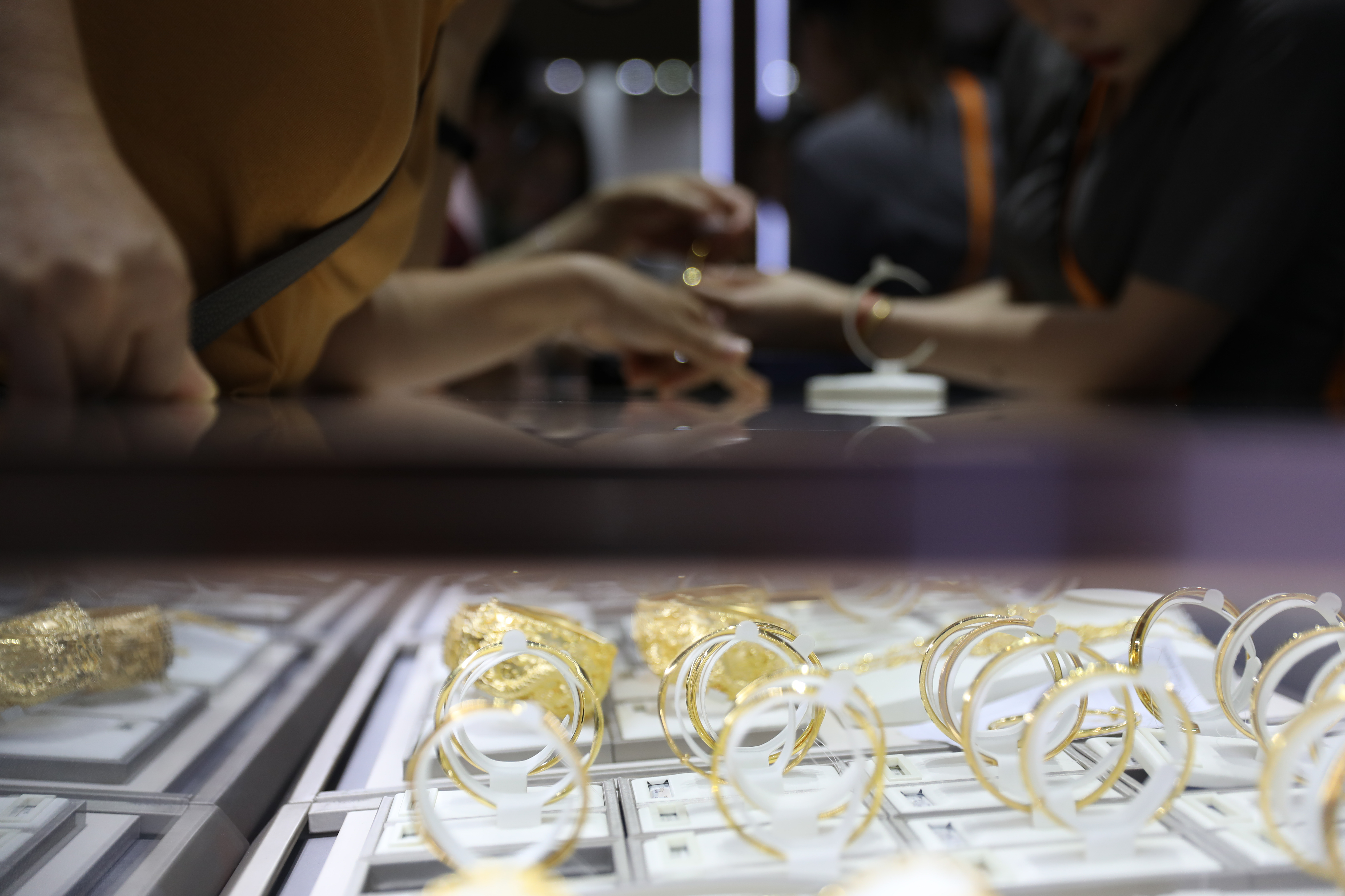 “黄金平替”成为市场“新宠”，现在入手合适吗？