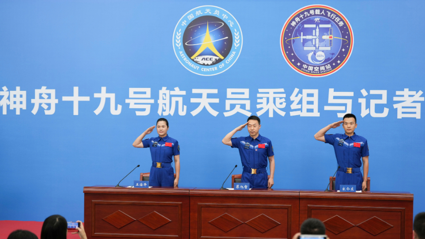 神十九航天员太空归来后首次公开亮相 分享183天“太空出差”经历与感悟