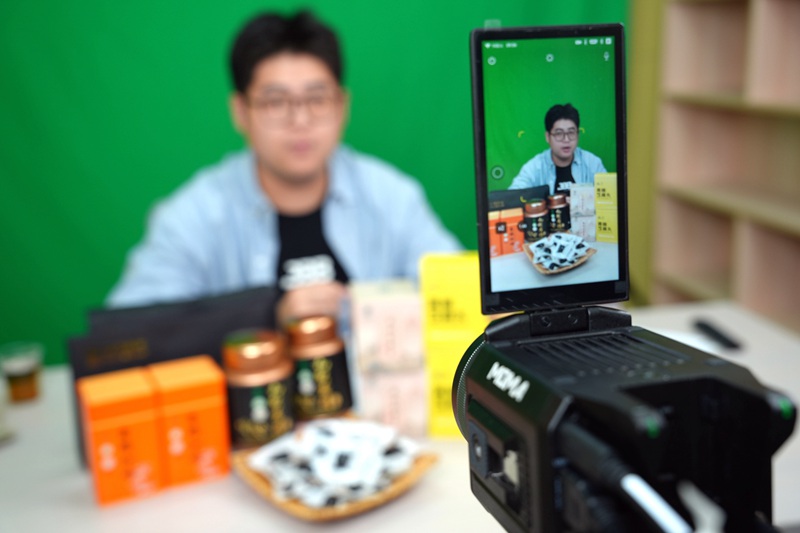 7月11日，在留坝县江口镇物流园区秦岭食药同源直播港农特产品直播间，主播正详细介绍留坝县农特产品的功效与特色。本报通讯员 高文亚 摄.jpg