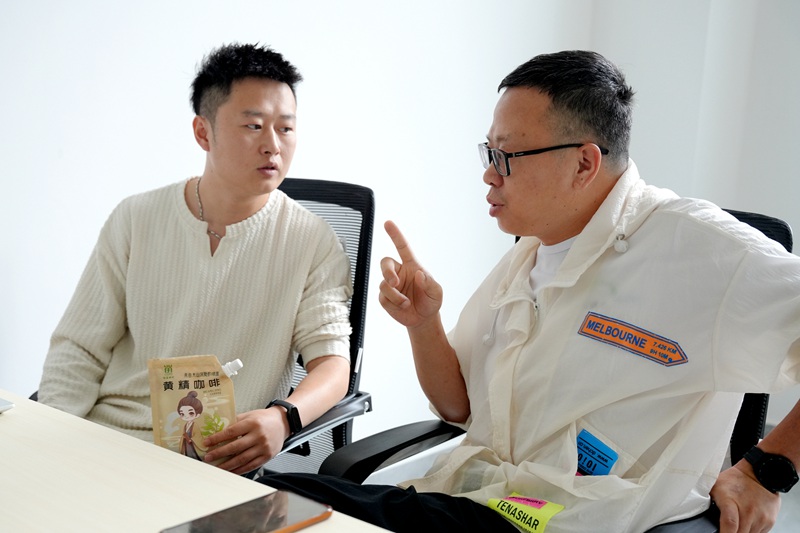 7月11日，在留坝县江口镇物流园区秦岭食药同源直播港办公室里，作为第一个入驻直播港的直播团队负责人王旭（左一）正在和工作人员讨论推销首场试播所推出的产品细节和方向.jpg