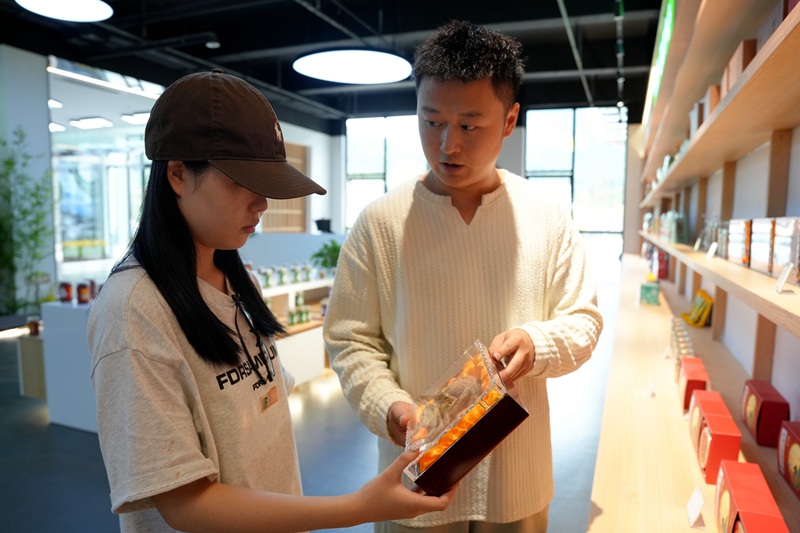 在留坝县江口镇秦岭山珍物流园区秦岭食药同源直播港选品中心，王旭（右一）与工作人员正在确定直播间需要展示的农特产品。本报通讯员 高文亚 摄.jpg