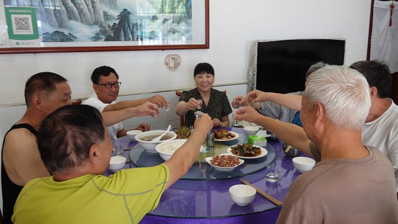 图1：餐馆内座无虚席 刘顺枫摄.jpg