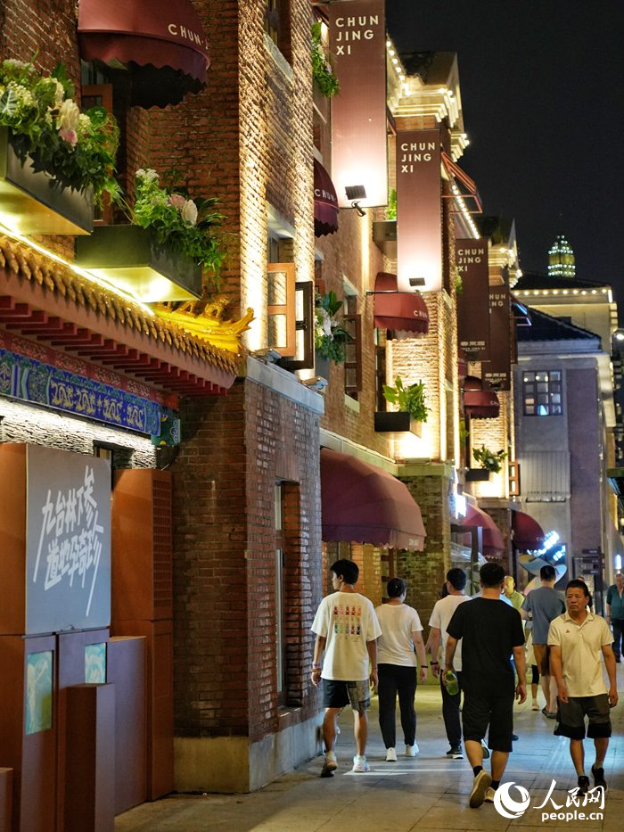 游客在春京西文旅街区观光。人民网记者 李洋摄