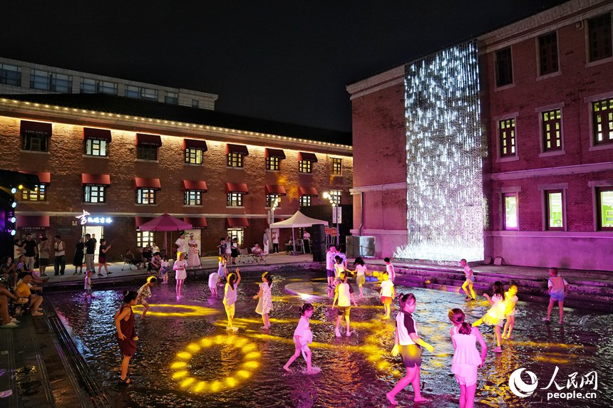 图为春京西文旅街区专门为孩子们打造的戏水广场。人民网记者 李洋摄