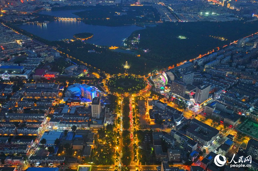 夜色中的新民大街历史文化街区。人民网记者 李洋摄
