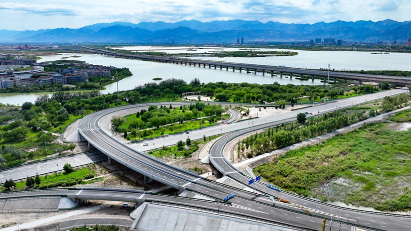 乌玛高速公路宁夏段实现全线贯通