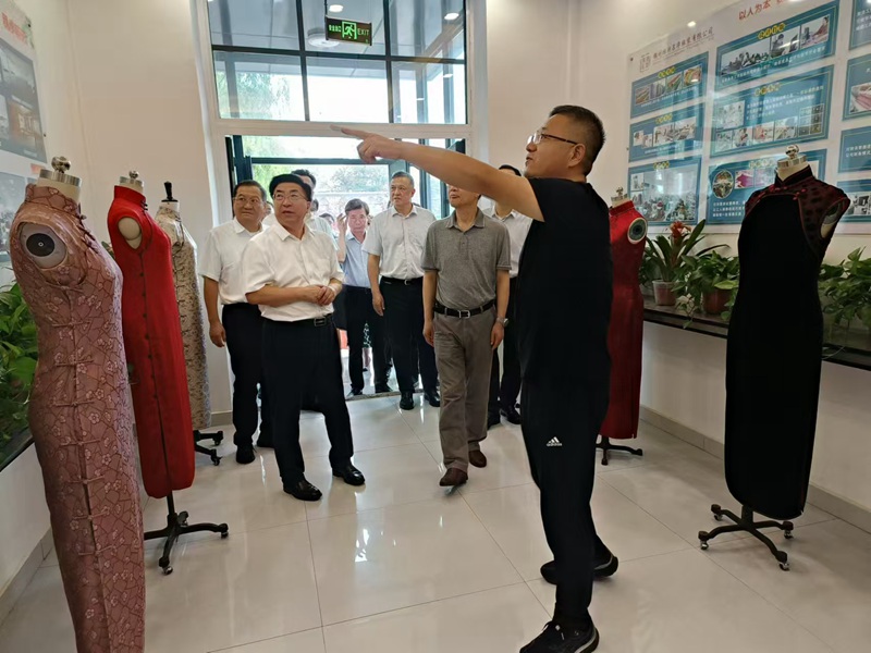 2、锦州市委书记刘克武带考察团参观公司.jpg