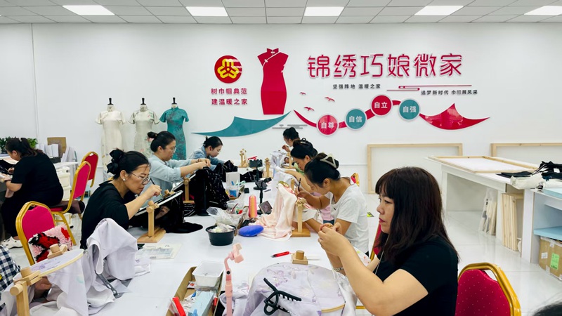 3、工人们忙于刺绣钉珠工艺.jpg