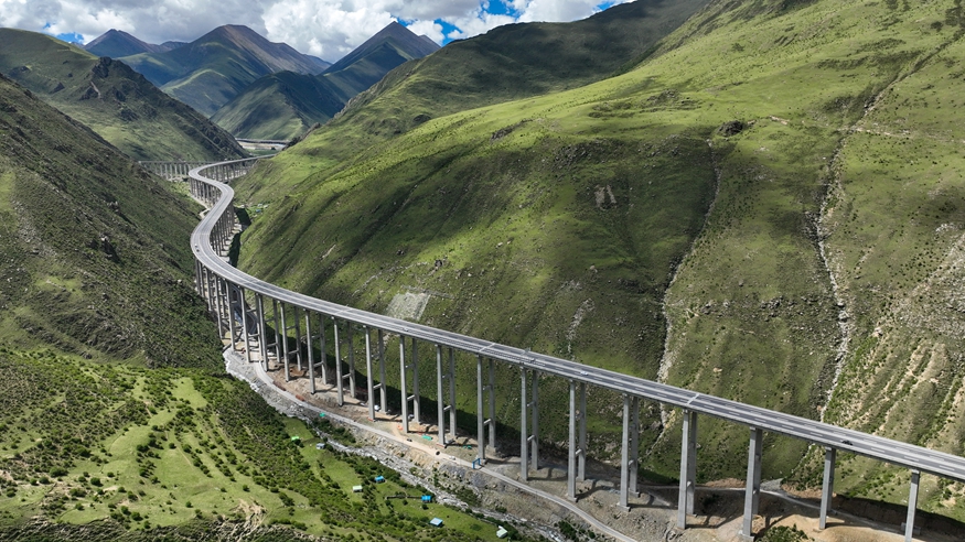 高原公路成为雪域人民的幸福路