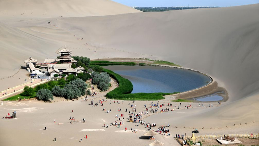 月牙丰满！中国“沙漠第一泉”迎水深水域20余年最大值