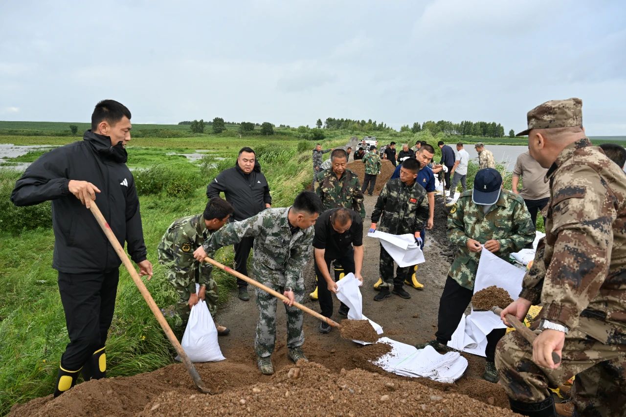 抗洪抢险现场.jpg