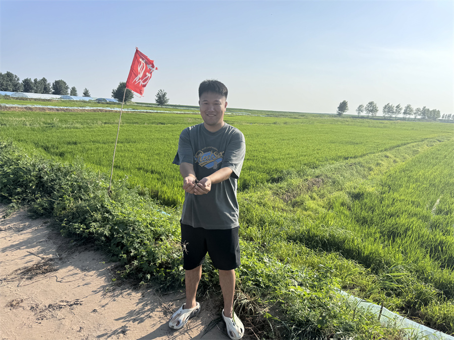 彭勇摄：养殖户手捧中国人寿财产保险股份有限公司杜尔伯特蒙古族自治县支公司承保的朝尔村稻田蟹.jpg