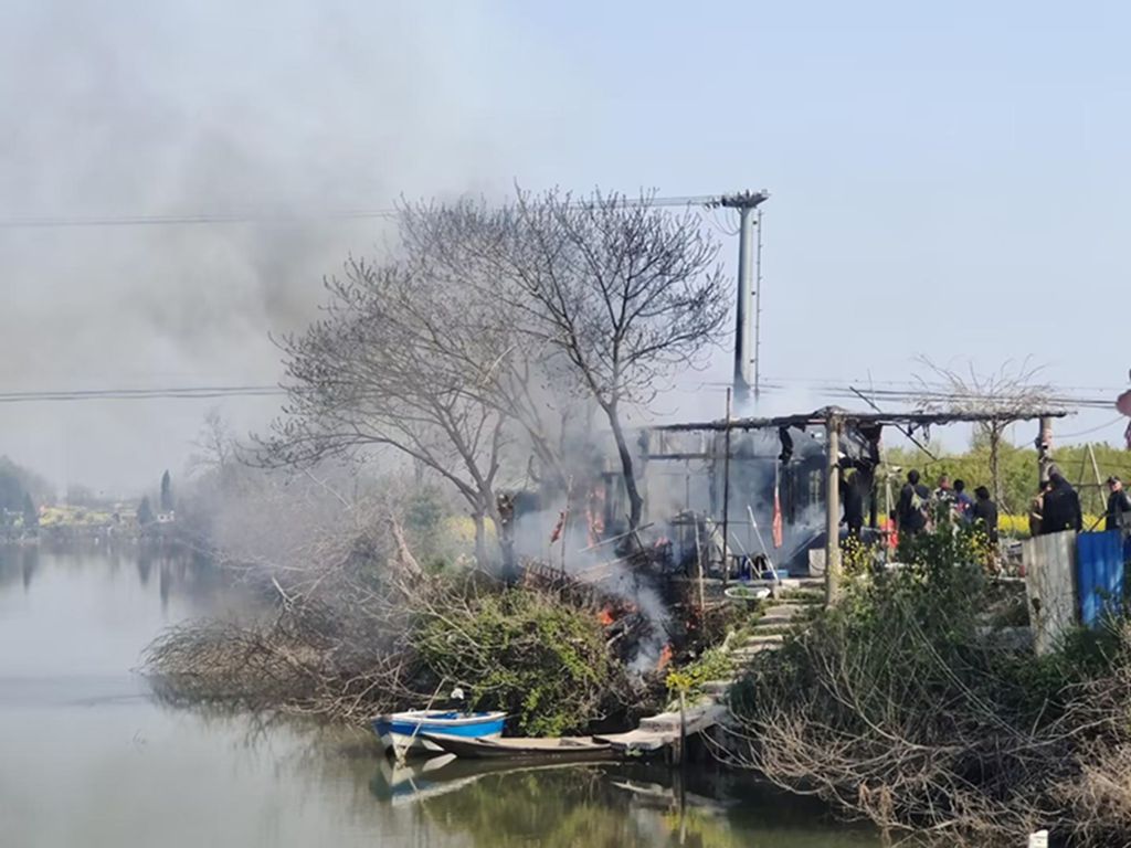 2、溧阳烟草市管二中队参与救火 （陶晋 摄）.jpg