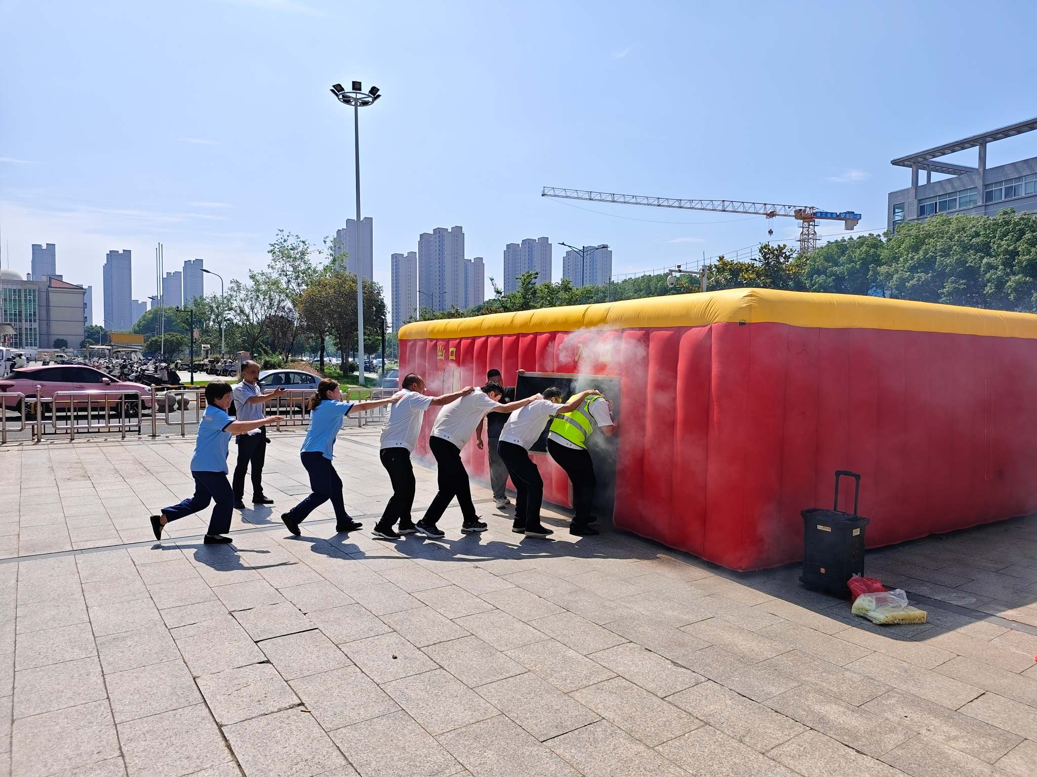 1.参训员工模拟“逃生屋”内演练.jpg