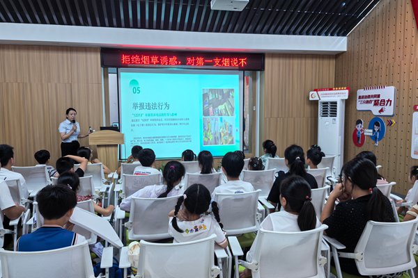 1、志愿者在社区暑假托管班进行普法宣传.jpg
