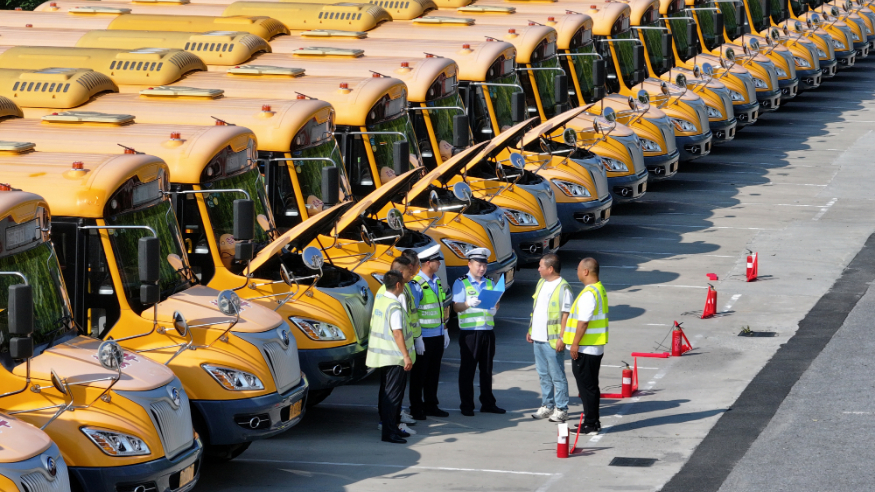 校车“体检”迎开学
