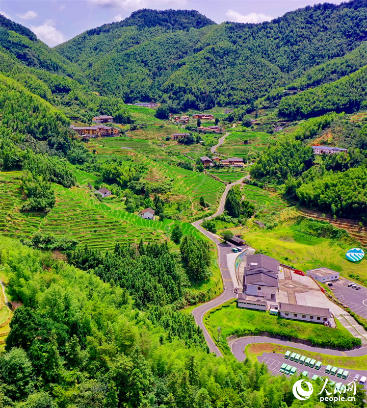 赣州市崇义县上堡乡，层层叠叠的梯田沿山势绵亘蜿蜒，与错落有致的农房、民宿相互映衬。人民网 朱海鹏摄